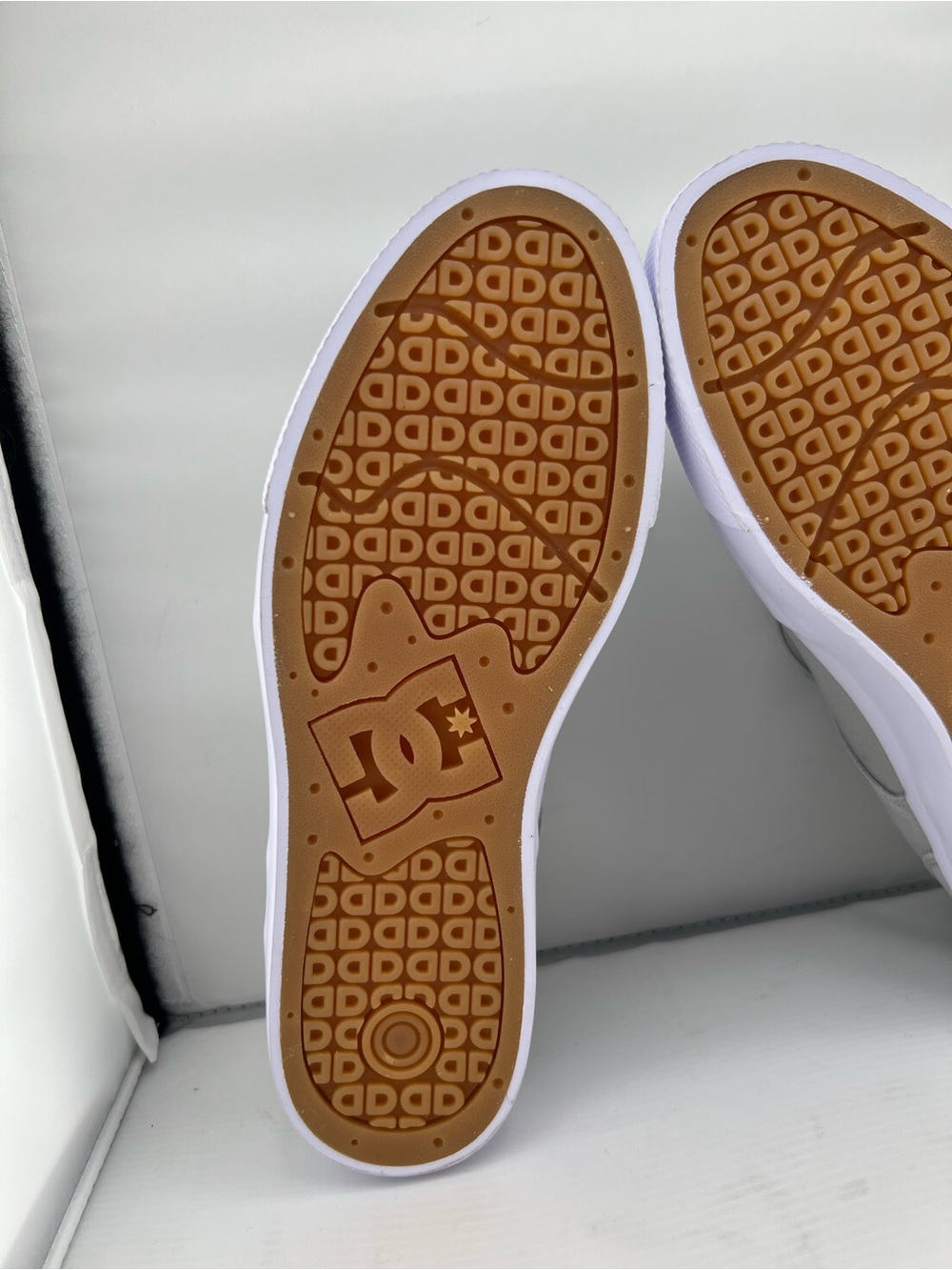 👟DC bloom Grey Suede Skate Sneakers with White Accents - Picture 12 of 12